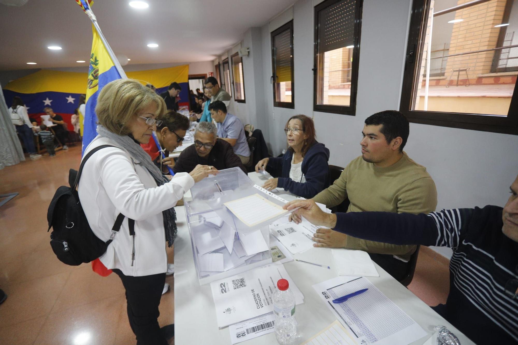 Venezolanos acuden a votar en Valencia las primarias de la oposición