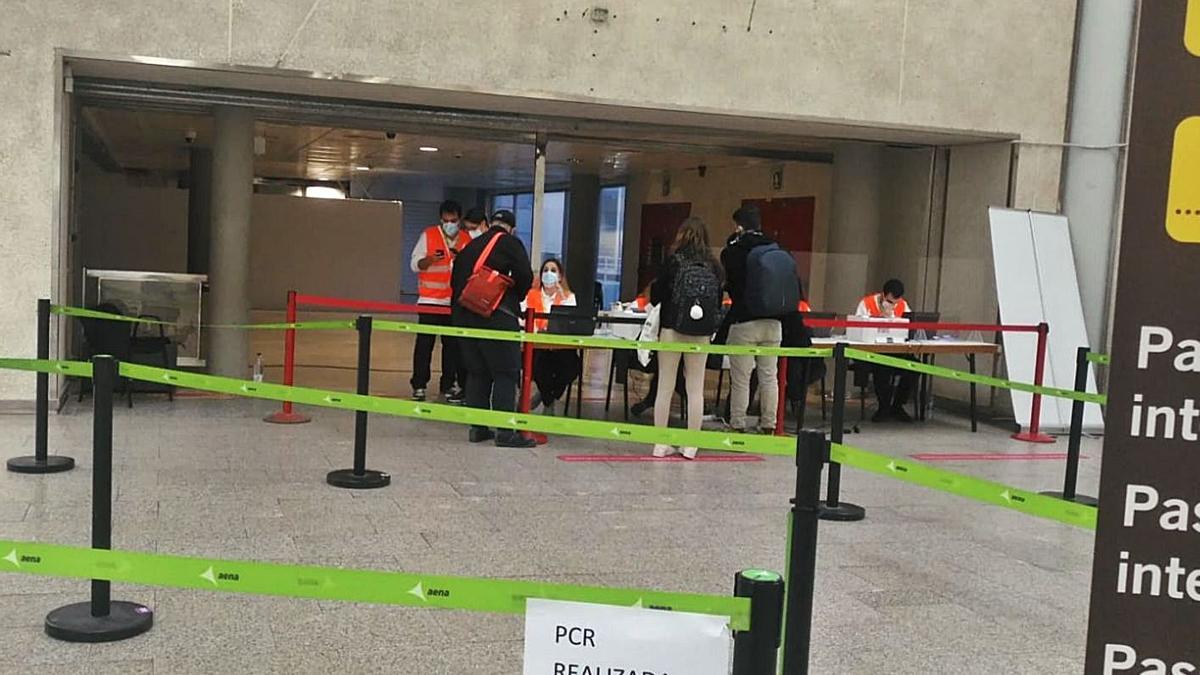 Son Sant Joan pide ya PCR a todos los mallorquines
que vuelven de la península