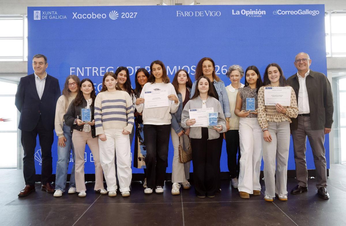 Alumnado do IES Escolas Proval de Nigrán, do IES Frei Martín Sarmiento e do IES Manuel Murguía, con conselleiro de Educación e Juan Carlos Dasilva, de Prensa Ibérica.