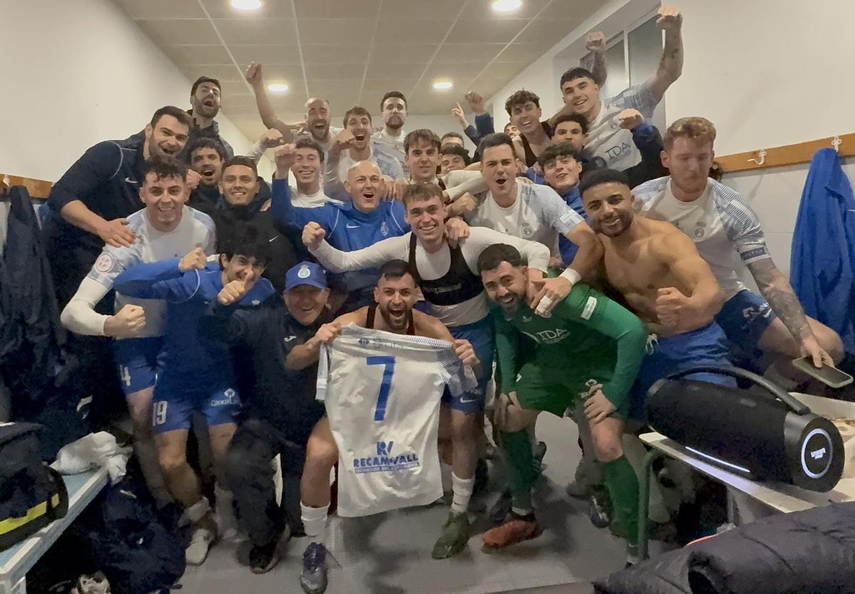 Celebración del Vall de Uxó en el vestuario tras la victoria frente al Crevillente.