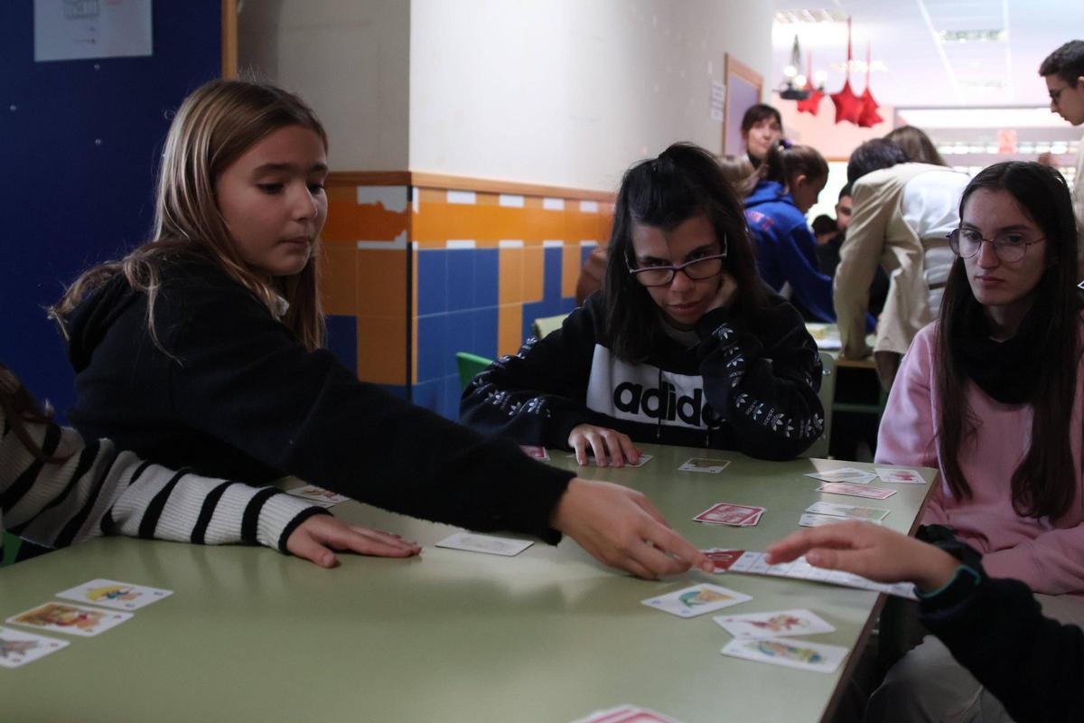 Los niños reparten las fichas.