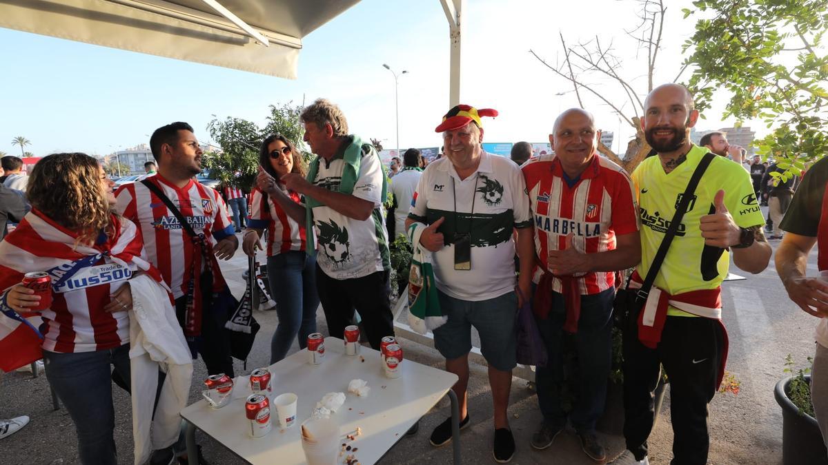 Los aficionados estrechan lazos en la previa del Elche-Atlético de Madrid