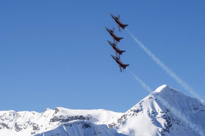 El equipo acrobático de la Fuerza Aérea Suiza Patrouille Suisse se presenta durante la carrera cuesta abajo masculina en la Copa del Mundo de Esquí Alpino de FIS en Wengen, Suiza.