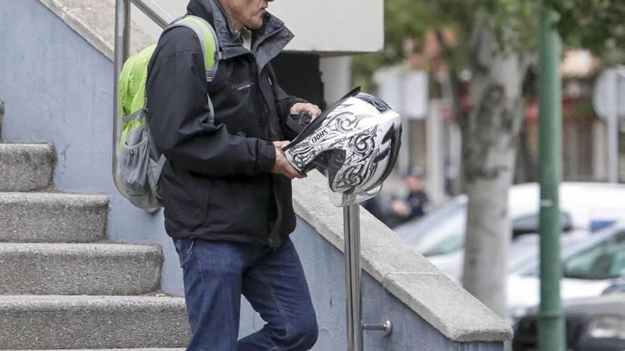 Mut, saliendo ayer del cuartel tras acabar su jornada.