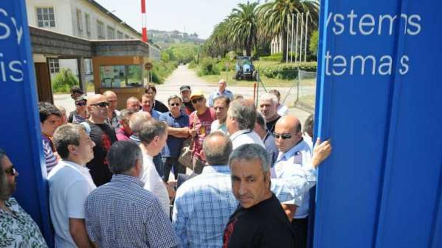 Trabajadores encerrados en las instalaciones de la fábrica de armas, en el mes de julio. / 13fotos