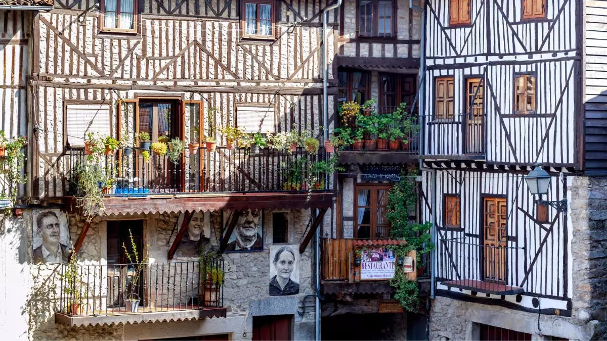 Mogarraz, el pueblo de las mil caras que viste balcones