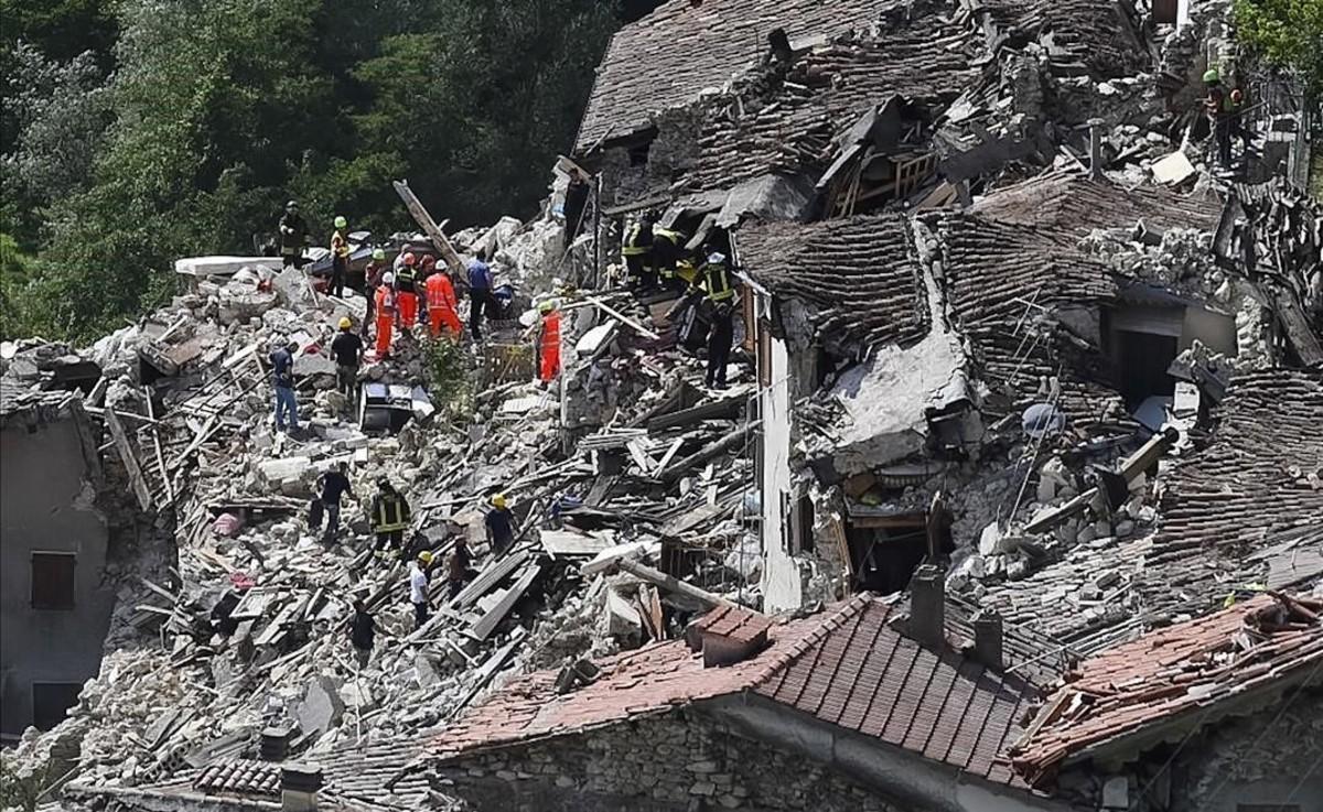 Equipos de rescate trabajan en Pescara del Tronto.