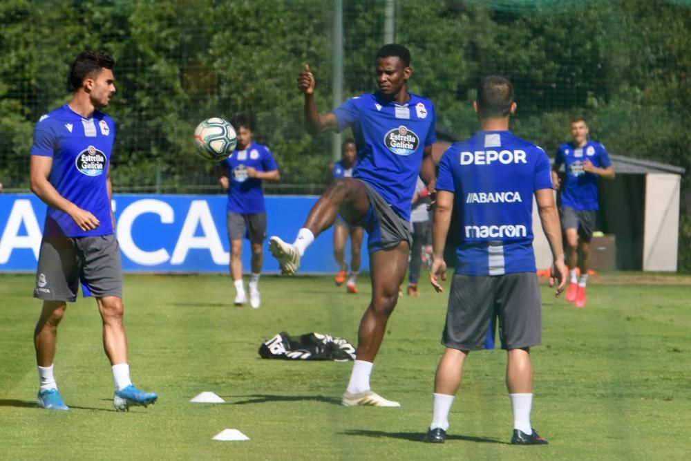 Todos a disposición de Vázquez salvo los lesionados Bóveda y Mujaid, que realizaron tareas al margen sobre el césped .