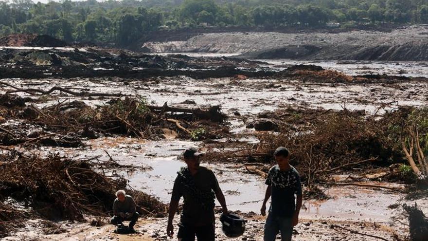 Desaparecidas 200 personas en Brasil al ceder una presa de lodos