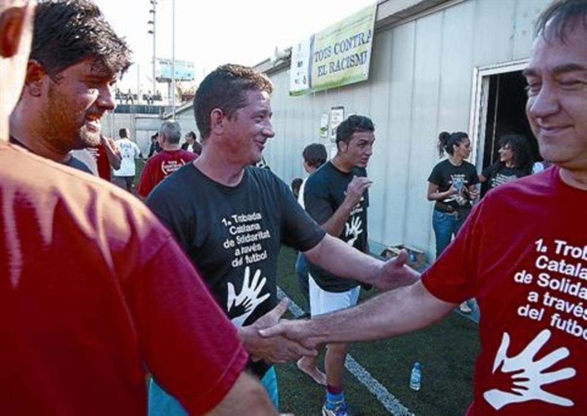 Participants en el partit de futbol de gitanos i polítics contra el racisme se saluden a Sant Adrià, ahir. Participants en el partit de futbol de gitanos i polítics contra el racisme se saluden a Sant Adrià, ahir.