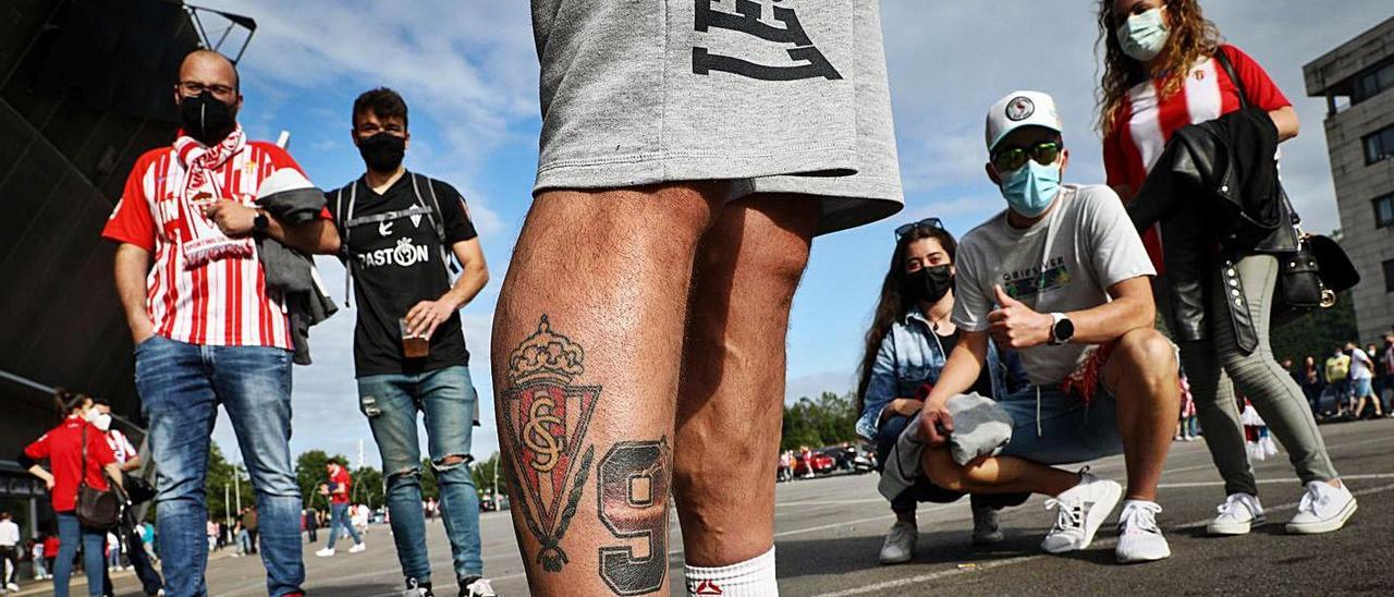 Daniel Pérez, Pelayo Gutiérrez, Chantal Gutiérrez, Iván Díaz y Bárbara Aller posan junto a José Andrés García, en primer término, mostrando sus tatuajes sportinguistas.