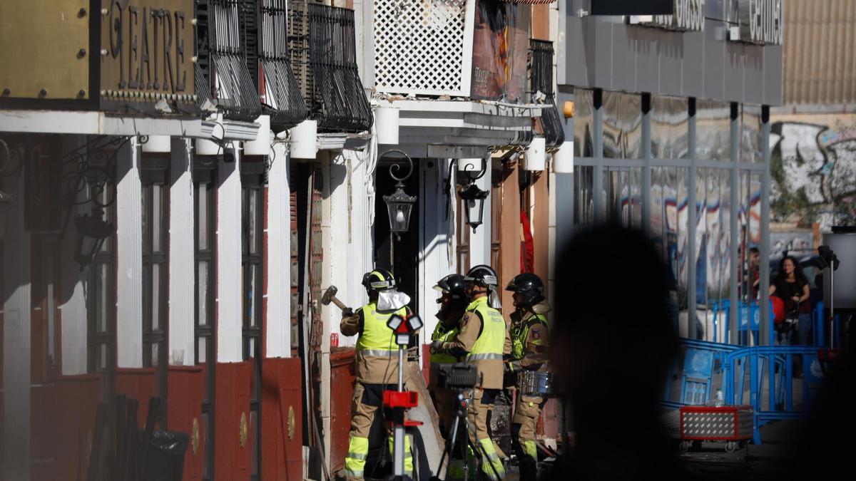 Feuerwehrleute arbeiten in einer der von einem Brand betroffenen Diskotheken in Murcia. Bei einem Brand in drei Diskotheken in Spanien sind mindestens 13 Menschen ums Leben gekommen.