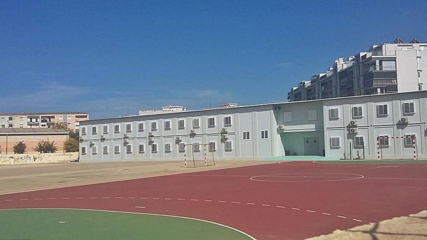 Los actuales barracones del instituto, junto al Museu Faller, y, a la derecha, imagen virtual del proyecto que se ejecutará visto desde la confluencia del Paseo y la calle del Abat Solà.