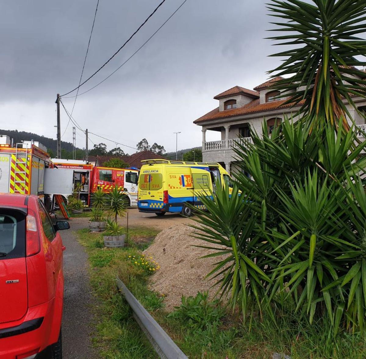 Los equipos de emergencias socorren al labrador accidentado a mediodía de ayer en Baión. |   // FDV