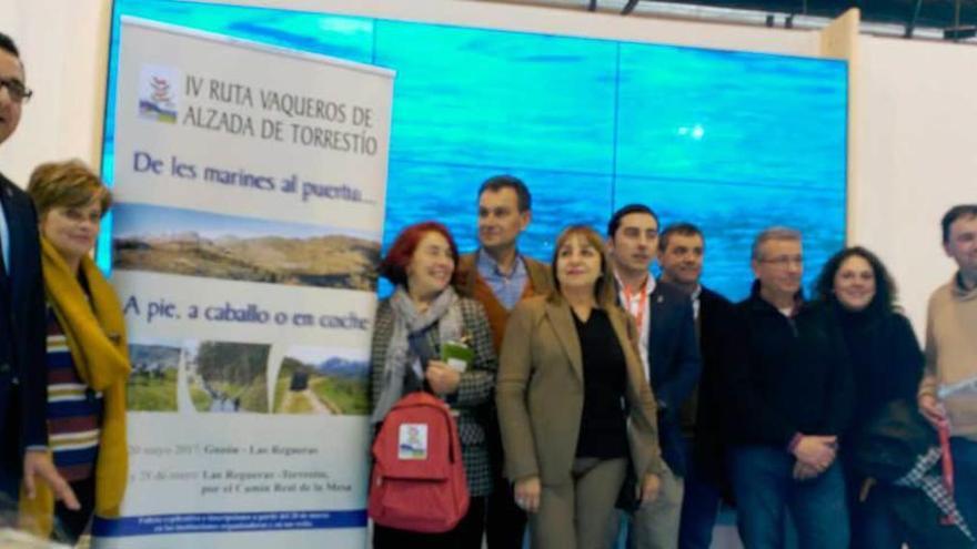 María Isabel Méndez, segunda por la izquierda, junto al resto de la delegación asturiana en Fitur.