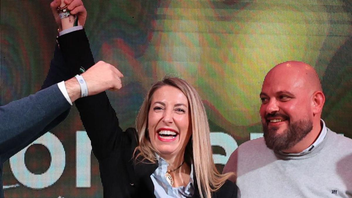 María Guardiola celebra ahir a la nit la victòria del PP.