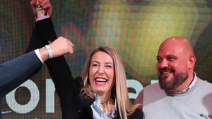 María Guardiola celebra ahir a la nit la victòria del PP.