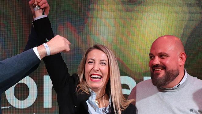 María Guardiola celebra ahir a la nit la victòria del PP.