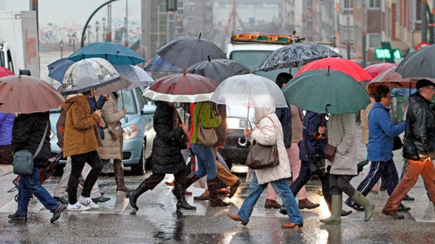 Los paraguas vuelven a Galicia tras días de sol // Marta G. Brea