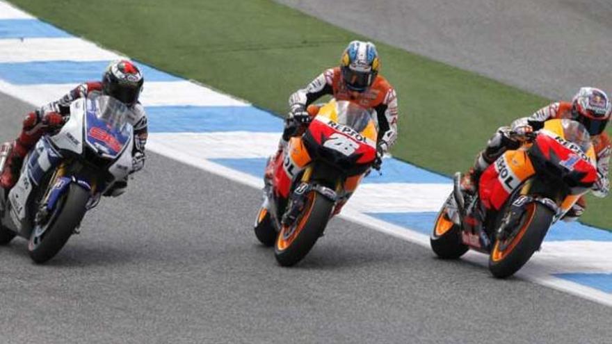 Lorenzo, Pedrosa y Stoner, durante una carrera.