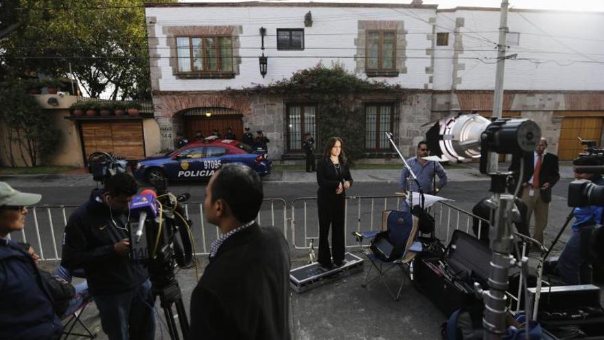 Cámaras y periodistas, apostados ante la vivienda de Gabriel García Márquez en Ciudad de México, donde residió los últimos 50 años. // Reuters