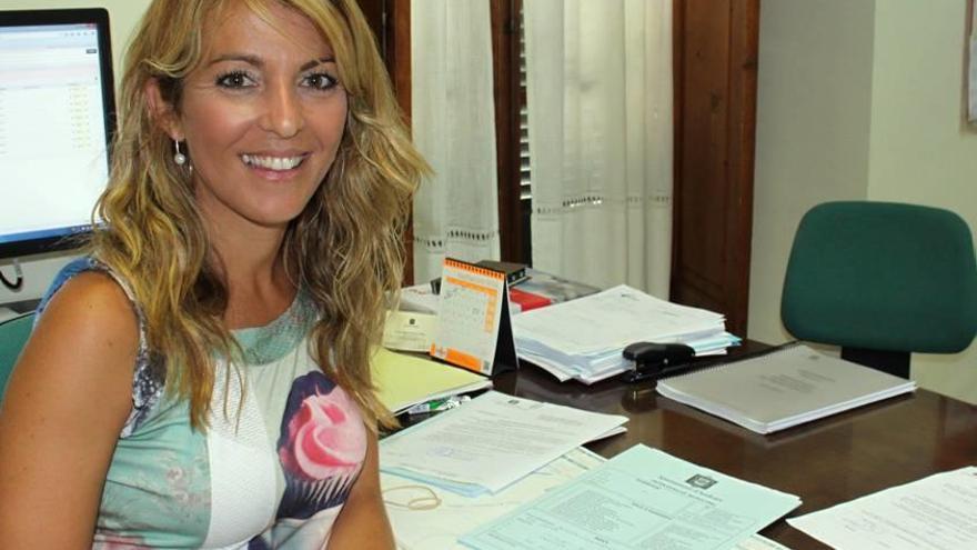 Estefanía Gonzalvo, concejal de hacienda, trabajando en su despacho.