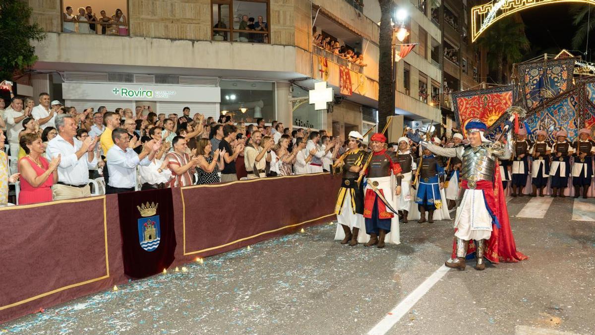 El capitán moro, al paso de la tribuna de autoridades.