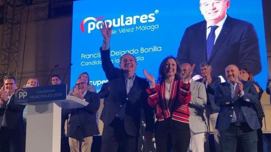 Patricia Navarro y Francisco Delgado Bonilla, en la presentación de la candidatura del PP en Vélez-Málaga.