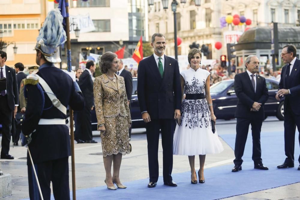 Desfile de los Reyes, personalidades y premiados en la alfombra azul