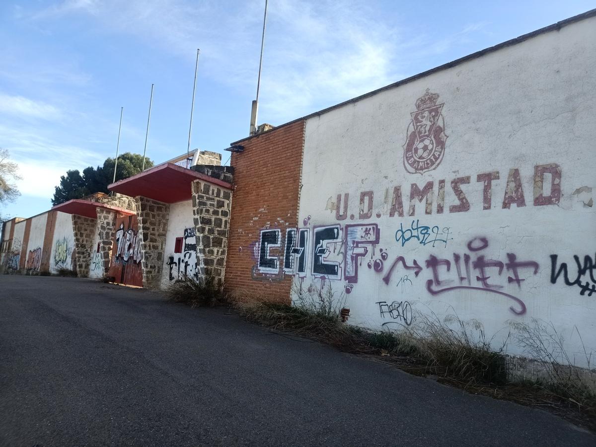 Entrada al campo de Miralbueno, que fue la sede de la UD Amistad