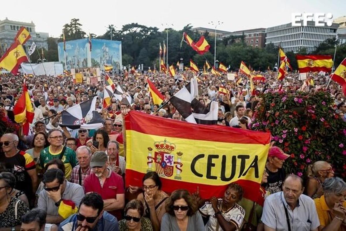 Vista de la plaza de Cibeles durante la concentración con motivo del Día de Ceuta, convocada este miércoles ante todos los ayuntamientos de España. EFE/SERGIO PÉREZ