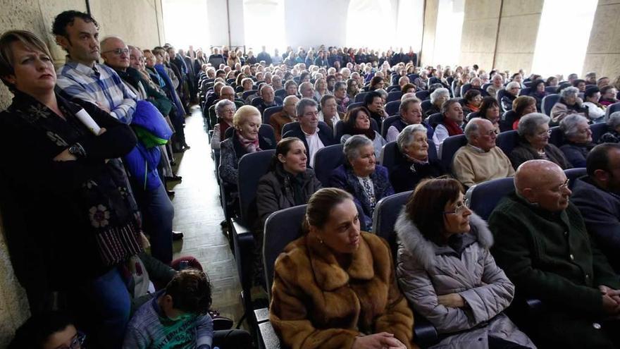 El salón de actos del Instituto de Luanco, abarrotado de público con motivo del pregón.