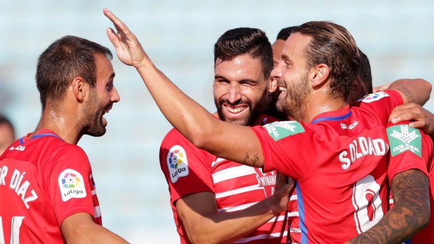 Los jugadores del Granada celebra un gol ante el Teuta.