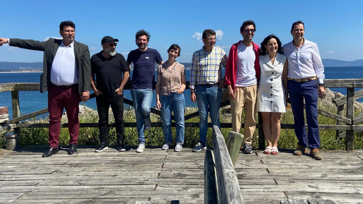 La visita del director de la Axencia Galega das Industrias Culturais, Jacobo Sutil, al set de rodaje de "Así chegou a noite", esta tarde.