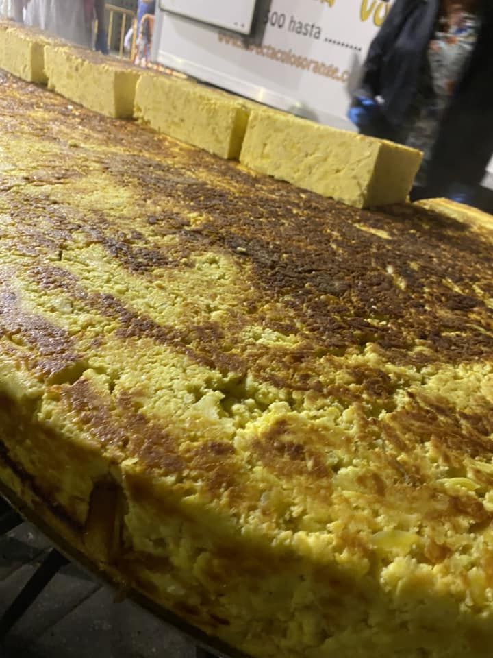 Cocinan una tortilla gigante por las fiestas patronales de Enguera