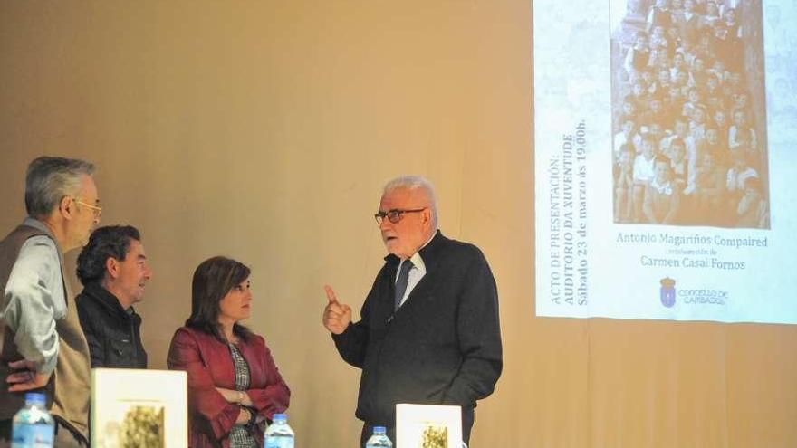 El autor, en la imagen superior a la derecha, antes de la presentación. A la derecha, el público repasa el volumen, que incluye textos e imágenes./ I.Abella