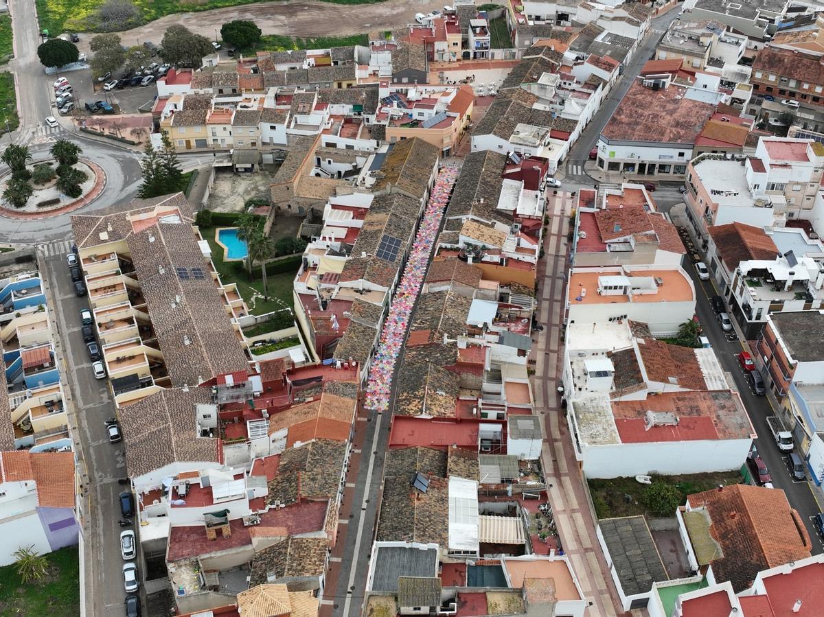 Las mujeres transforman Els Poblets: 1.400 mandalas se entrelazan sobre el Carrer Major (imágenes)