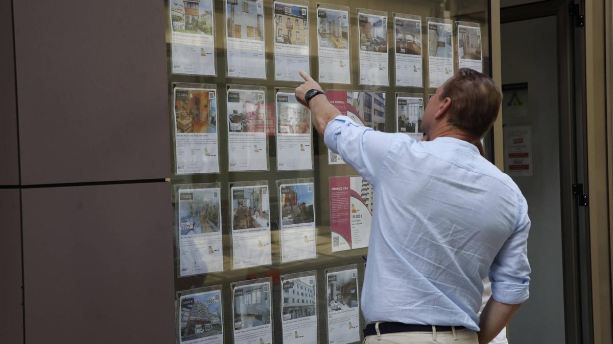 Un escaparate de una inmobiliaria en Avilés.