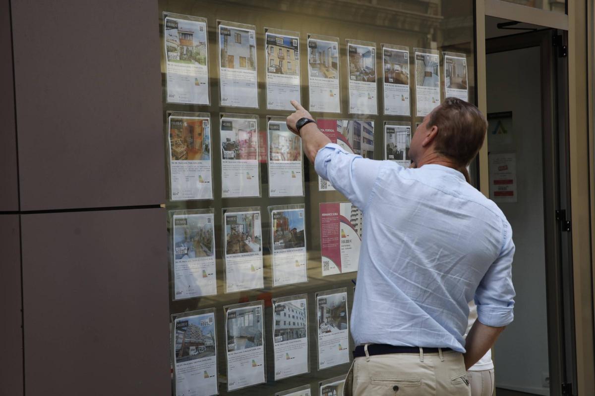 Un escaparate de una inmobiliaria en Avilés.