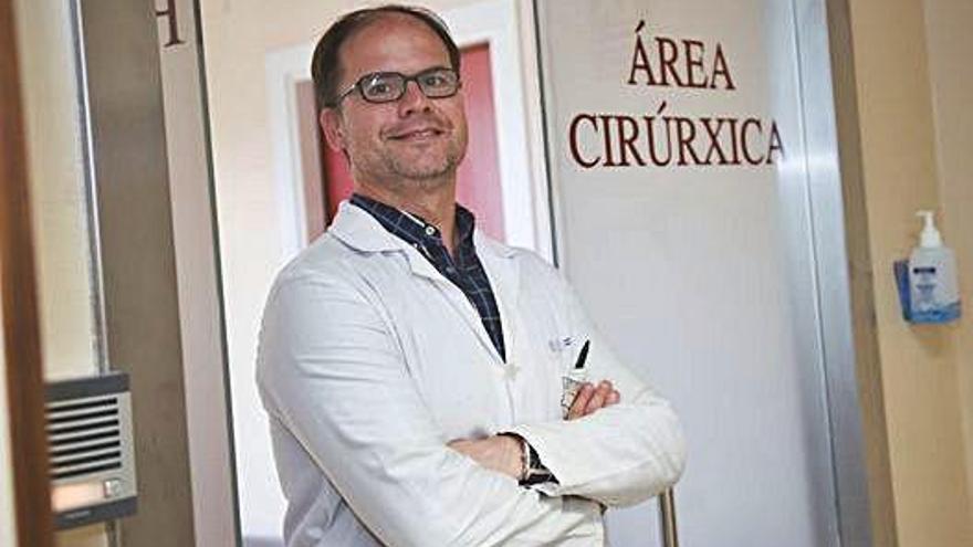 Víctor Bautista, en la puerta de entrada del área quirúrgica del Hospital Materno Infantil de A Coruña.