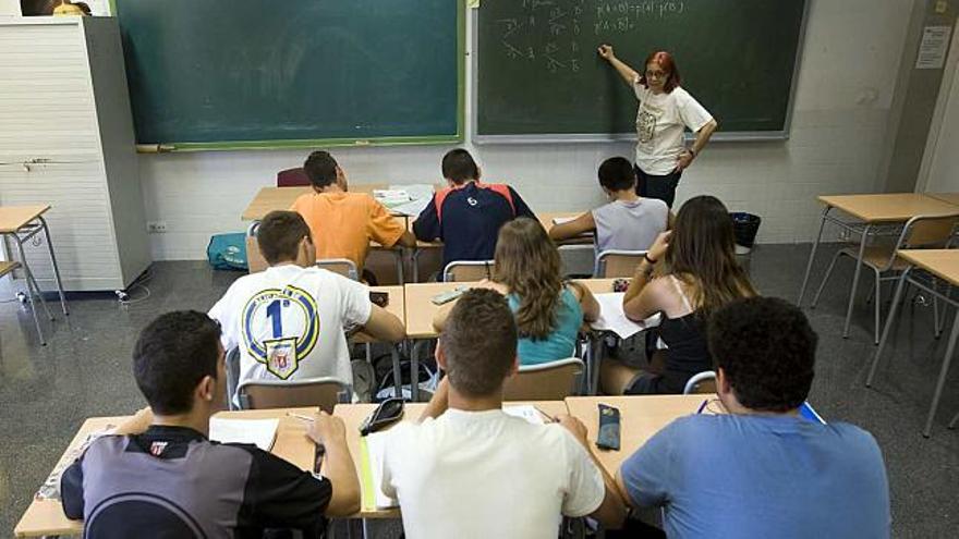 Alumnos de Secundaria siguen clases de repaso en una de las aulas de un instituto de la provincia.