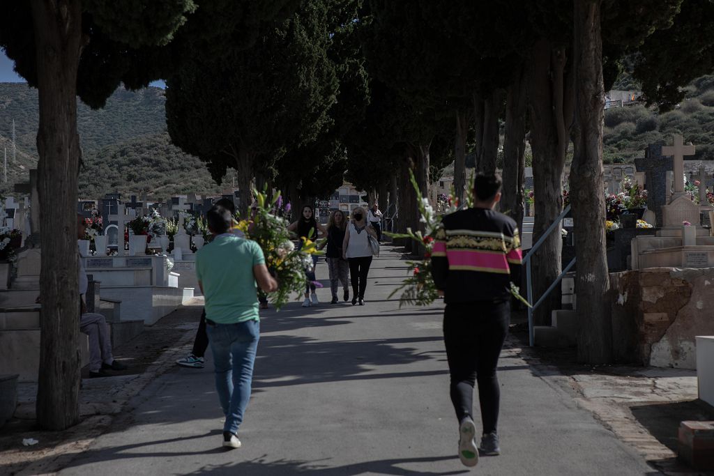 Víspera del día de Todos los Santos en el cementerio de Los Remedios de Cartagena