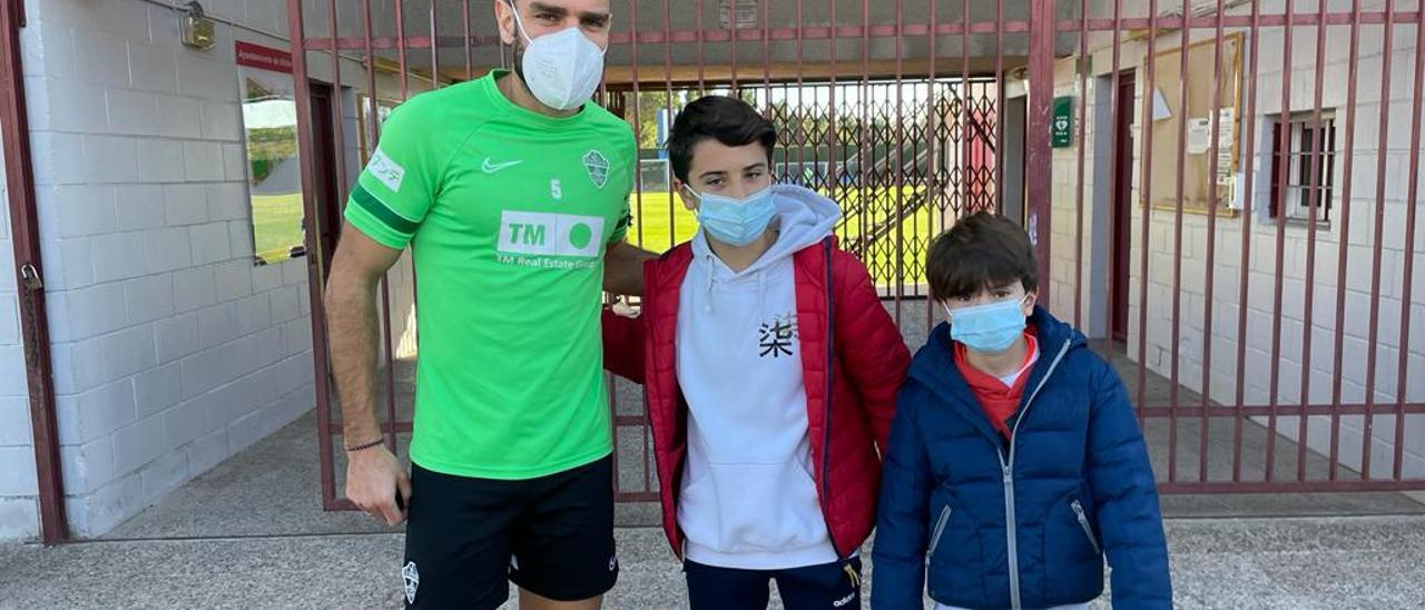 Gonzalo Verdú posa con dos aficionados a la entrada al entrenamiento