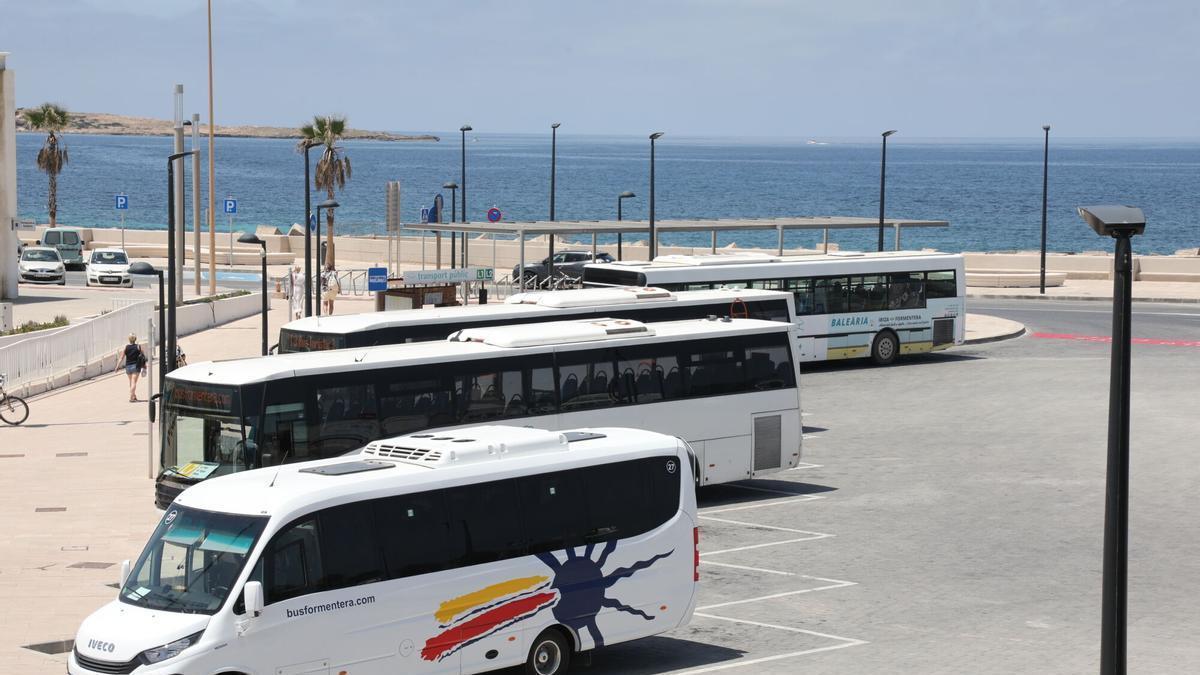 Autobuses en el puerto de la Savina en una imagen de archivo.