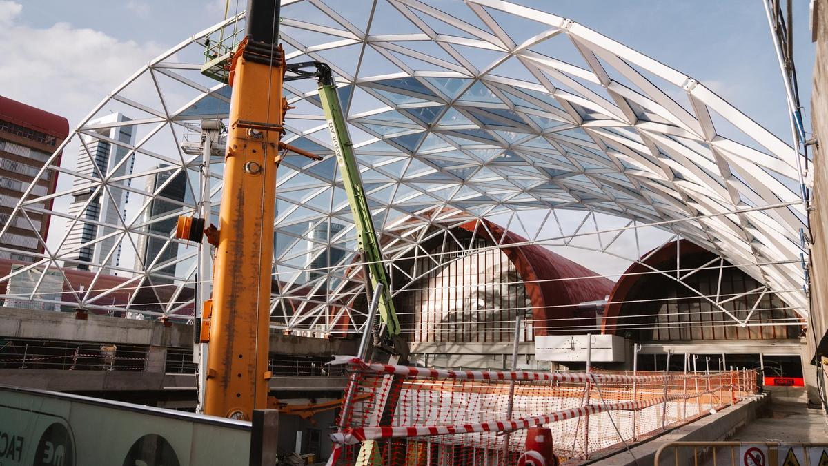 Estado actual de la nueva bóveda acristalada sobre la entrada de la estación.
