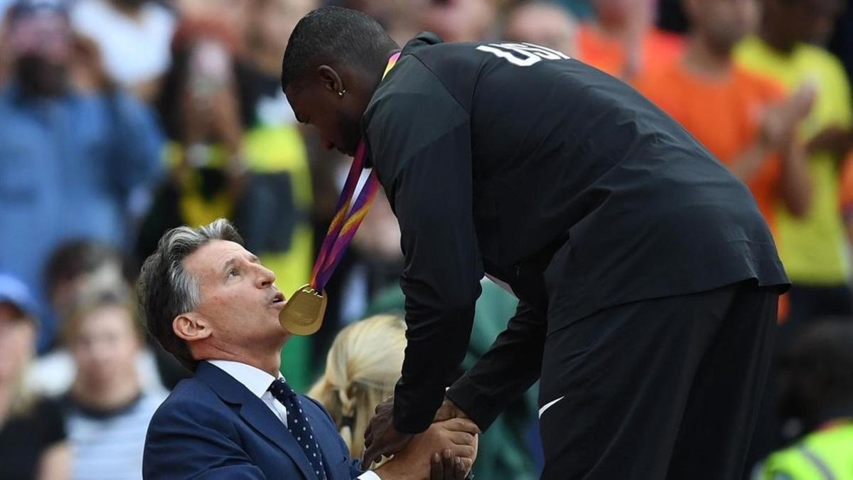 Justin Gatlin, saludado en el podio por Sebastian Coe, presidente de la IAAF.