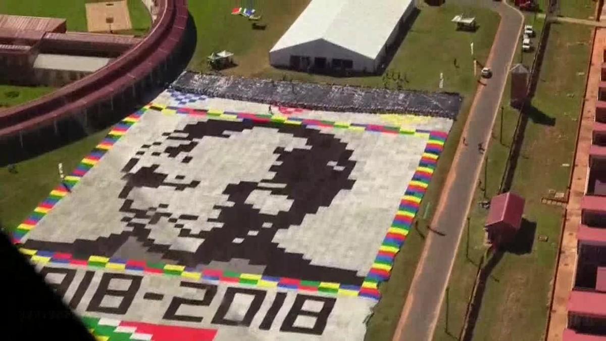 Creat amb milers de mantes teixides per tot el món i estès sobre el pati d’una presó de màxima seguretat pròxima a Pretòria, el retrat més gran de Nelson Mandela és visible des de l’espai exterior