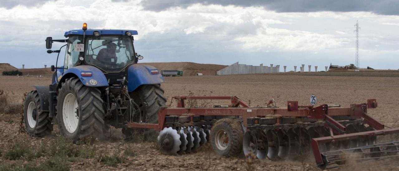 Un tractor trabaja en terrenos del término de Castrogonzalo, en la zona de interés para Enaltia y DH2.