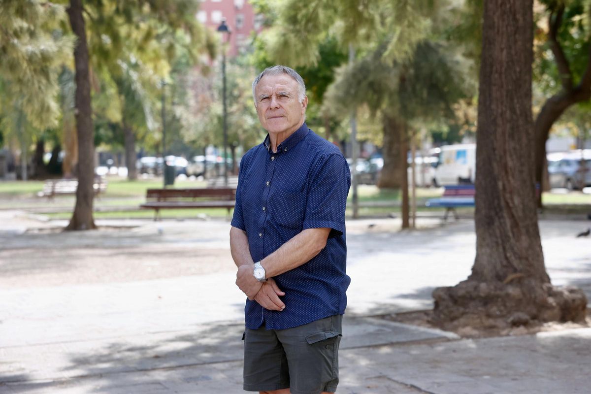 Sergio Manzanera posa para el reportaje de Levante-EMV en un parque del centro de València.