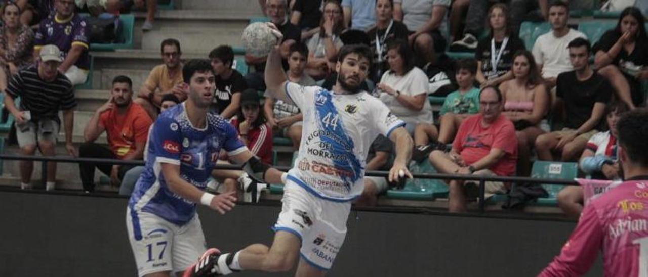 Santi López lanza a puerta en una acción de la final de la Supercopa de Galicia ante el Cisne. |  // SANTOS ÁLVAREZ